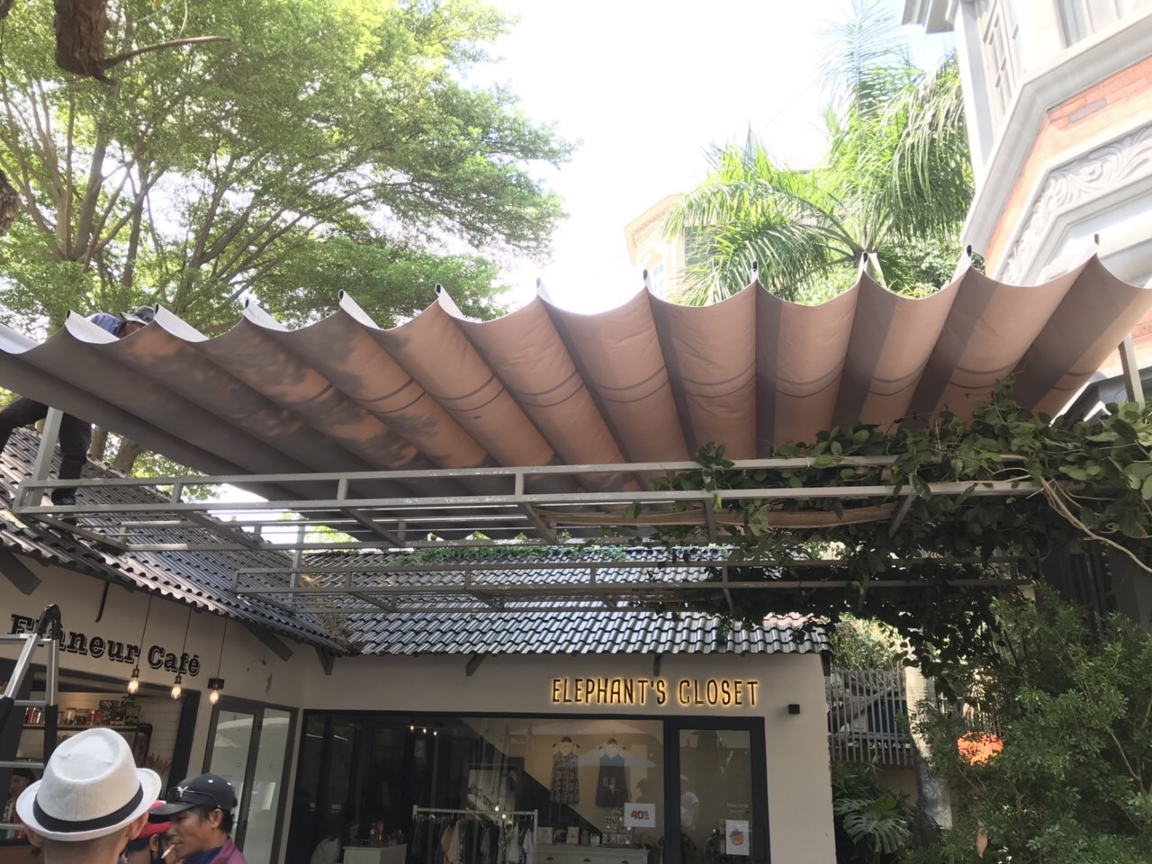 Thi công mái che, bạt xếp quán ăn, quán cà phê, sân thượng 